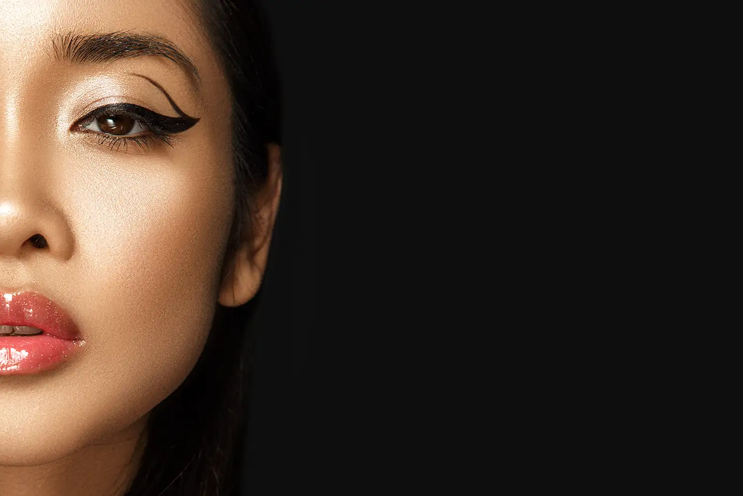 Schönes Porträt der asiatischen Frau mit Glamour-Make-up und Frisur.