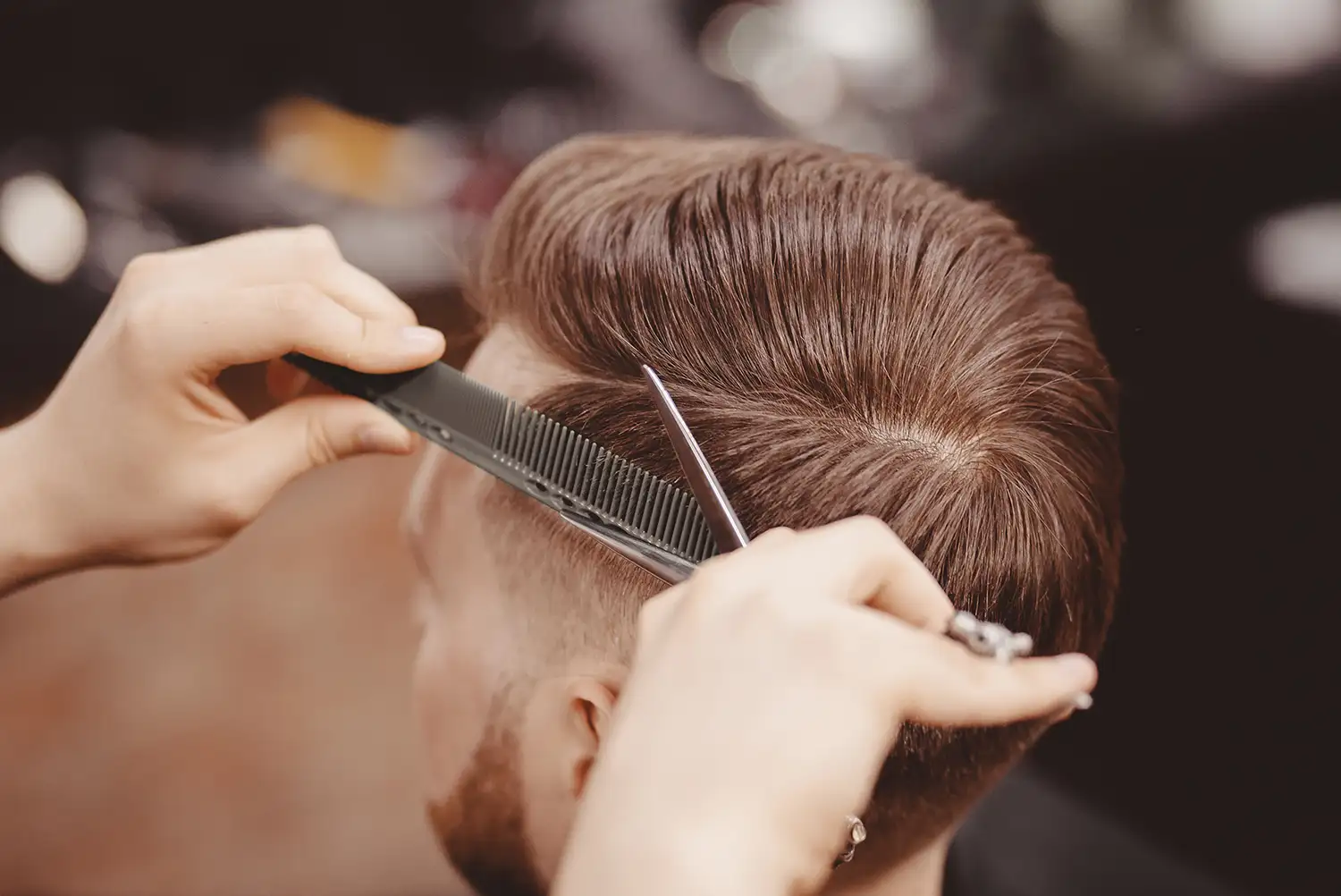 Nahaufnahme, Meister Friseur macht Frisur mit Schere Kamm. Konzept Barbershop
